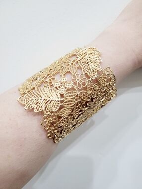 Brand New Gold Tone Leaf Pattern Bangle Bracelet